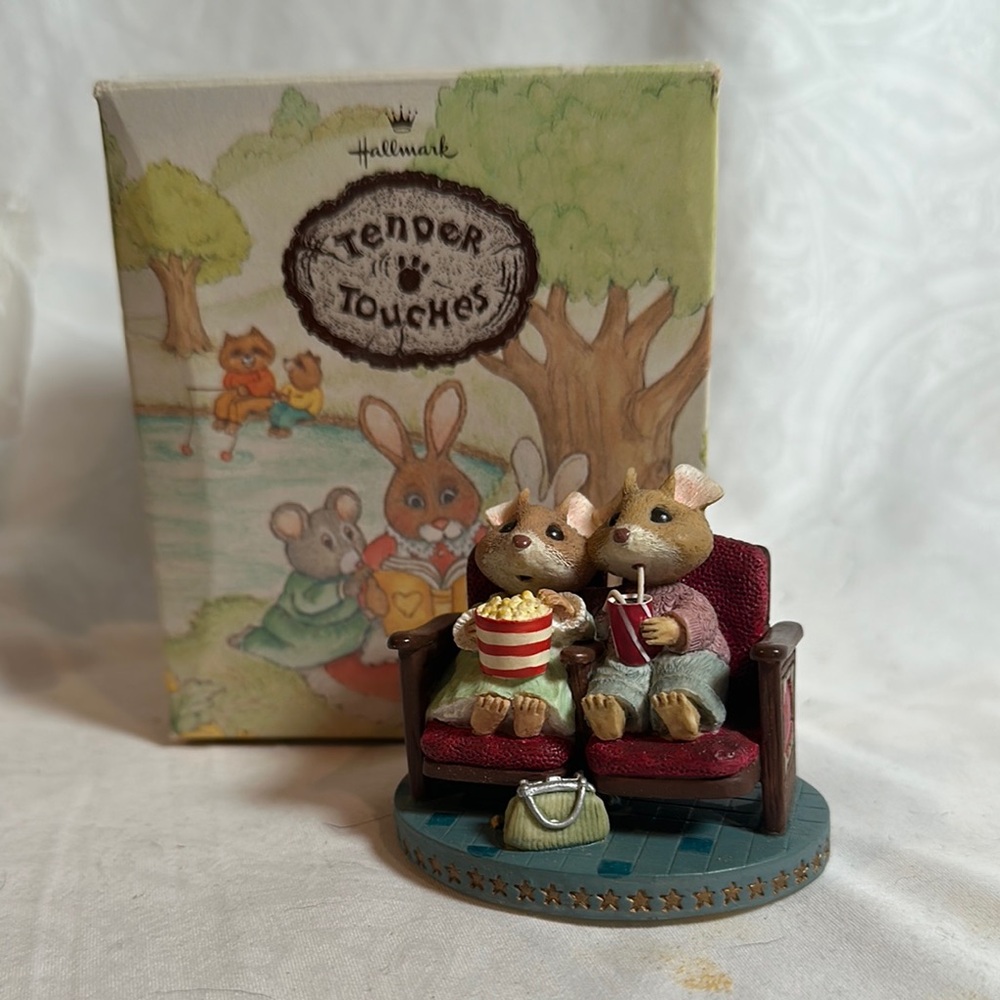 Hallmark Tender Touches Mouse Figurine Mouse Matinee in Box 1990